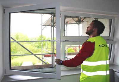 Prüfender Blick des Fenstermonteurs - die neuen Kunststoff-Fenster
